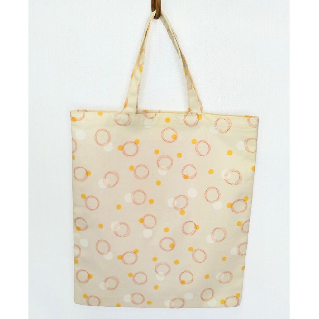 折りたためるトートバッグのベージュ